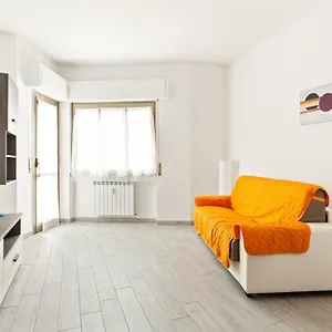 Renewed Balcony Flat With Green Garden Milano